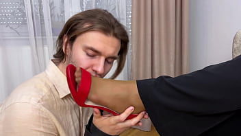 Horny Female Boss Pulls Down Pantyhose and Makes Employee Worship