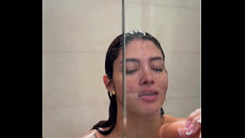 I felt so horny that I masturbated in the shower-SALOM&Eacute;