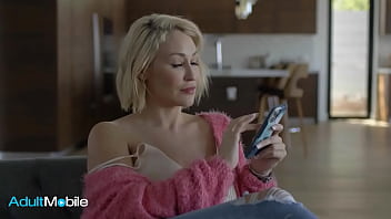 ADULTMOBILE - Bombshell MILF Gets Her Tits And Body Painted