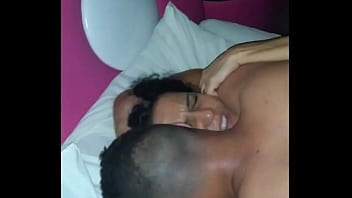 ESPOSA GOSTOSA TRANSANDO SEM CAMISINHA COM AMIGO DO CORNO