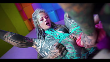 Illuz straps on a massive toy to dominate Anuskatzz&rsquo;s ass