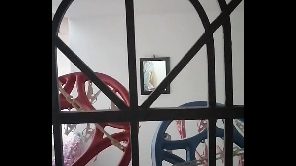 Esta perrita la estaba espiando