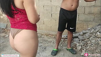 Naughty wife seduces the bricklayer, then fucks him / Amateur