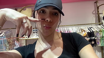 Zorra caliente sorprendida atrapada prob&aacute;ndose bikini con sus tetas perfectas