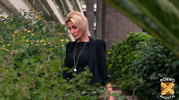 Anouk, 30 years old, a psychologist expert in cocks!