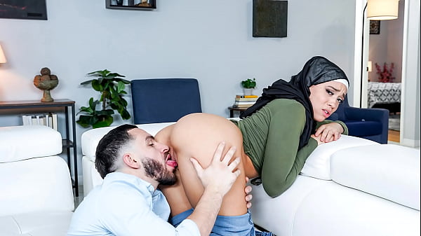 Perv Stepbro Teaching His Hijab Stepsis to Handle a Cock