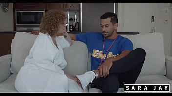 Bouncy Ass MILF! Sara Jay Gets On Alex Jones &