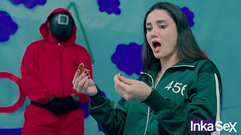 SQUID GAME - Brazilian Victoria Carmargo breaks the cookie in