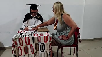 Madrasta &eacute; fudida pelo Entiado antes da festa de formatura