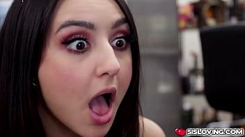 Valentina Nappi show Eliza Ibarra that men will do anything