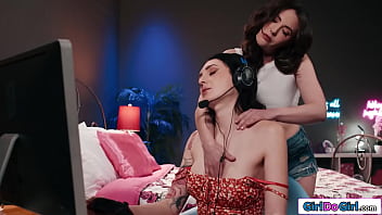 I hope that my boobmassage isnt distracting you from gaming