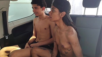 D&oacute;is meio - irm&atilde;o num jogo de futebol interrompido ,