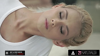 21 NATURALS - Blonde Natural Beauty Veronica Leal Puts A