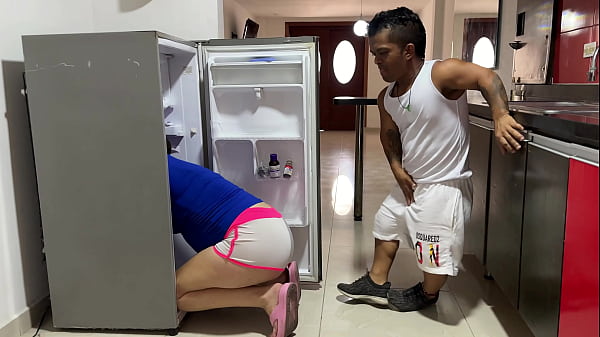 Me follo duro a mi sexi hermanastra mientras se atora