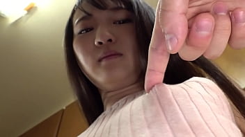 No bra!? A beautiful clerk with small breasts does not