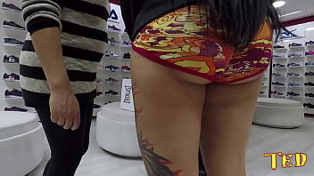 Elisa Sanches getting ready on the street and then Binho