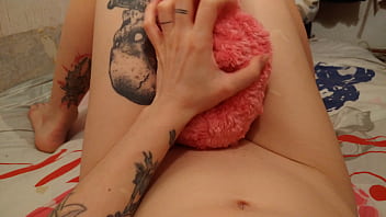 Love to rub my juicy pussy hard with pillow humping