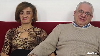 SCAMBISTI MATURI - Mature Italian swinger gets her ass fucked