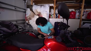 MILF Lolly Dames Offers To Handyman James Angel A Job: