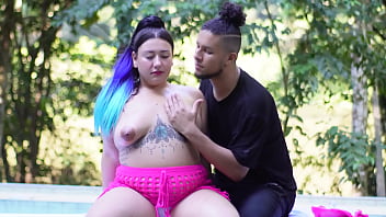 Masseuse makes hot chubby girl squirt in public with her