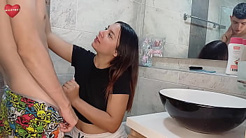 LATINA STEPMOM GIVES ME A HANDJOB IN THE BATHROOM: My