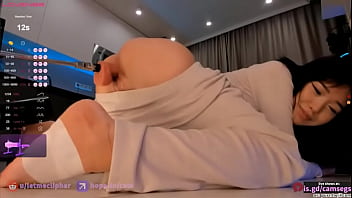 Erilee Is riding a machine dildo & dildo