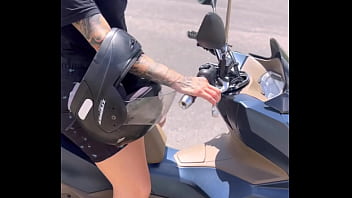 Uber motorcycle Sapato is groped and touched by famous influencer