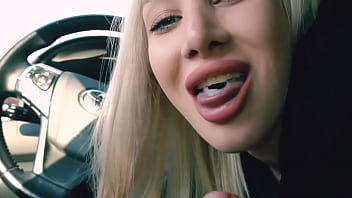 Girl as Shinaryen giving a blowjob to a stranger in