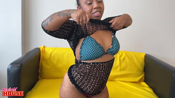 Pauzudo enfiando at&eacute; o fundo de mulher pequena com fogo