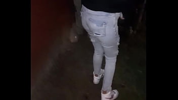 Mi cu&ntilde;ada toda peda meando en la calle despu&eacute;s de