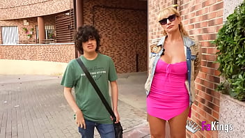 Master class of Victoria Vera to a young guy on