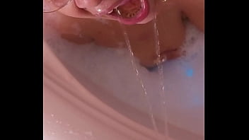 I INVITE MY FRIEND'S MOM TO THE JACUZZI TO FUCK