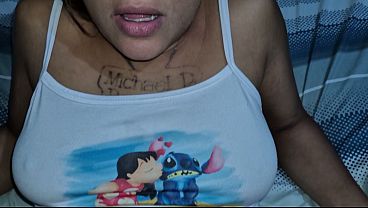 Ele me pegou na beirinha da cama e meteu enchendo