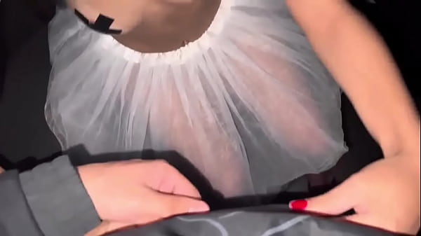 Novinha goes to the costume party at swing