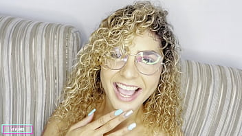 I stuck my hand in the hot girl's pussy and