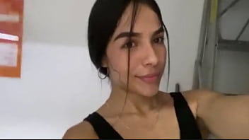 Risky whore masturbates in the gym shower