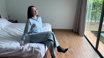 Sexy Foot Fetish Babe In Jeans Gives Blowjob & Hard