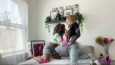 Hot 69 Lesbians Angel Youngs & Jenna Foxx Making Out