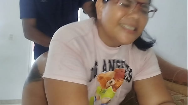 Housewife pays a technician with a good blowjob and a