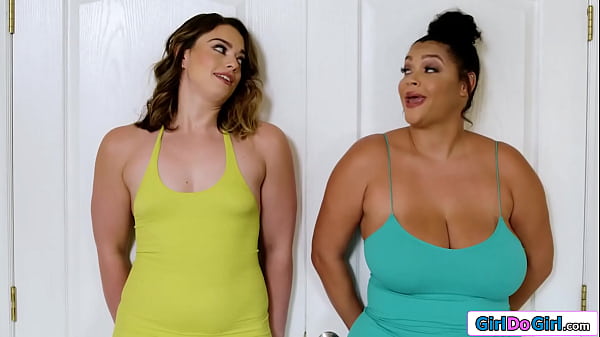 Two lesbian strangers end up in the same room and