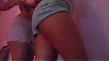 Two lesbians hot shaking her ass