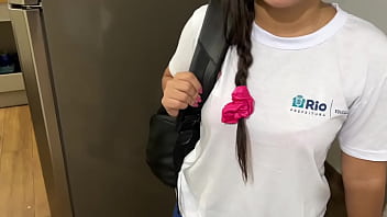 Aluna do Rio mamando o professor particular na casa dele,