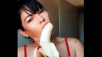 Don't cum watching the young girl eat the banana, deep
