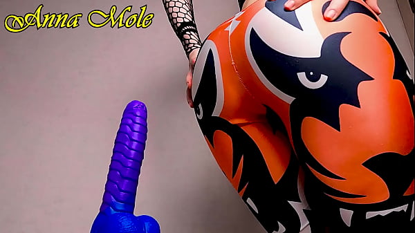 PAWG in spandex leggings wiggles her ass and rides a