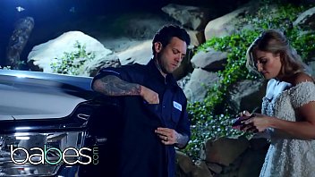 Sexy (Nikki Peach) fucked outdoors by stranger man fixing her