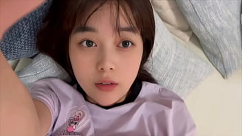 [Observing a female college student's masturbation] Fingering masturbation by herself.