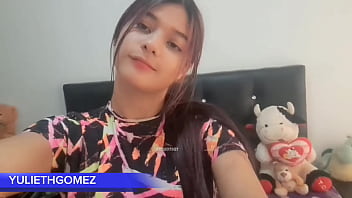 COLOMBIAN MASTURBATES HER PUSSY