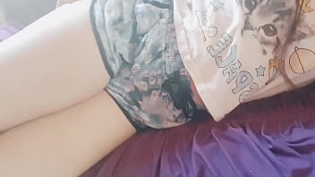 Bored teen records video masturbating on her cellphone - Hana