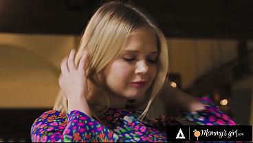 MOMMYS GIRL - Petite SQUIRTER Coco Lovelock Keeps Splashing On