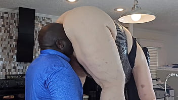 Guy stick his tongue deep in my pussy - Plumper,